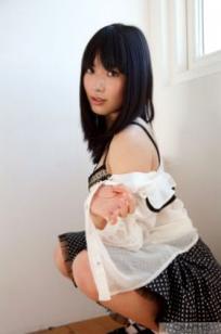 由爱可奈 Graphis《Never Change》精选写真集：校园制服下的清纯初恋与海边度假的灵动俏丽