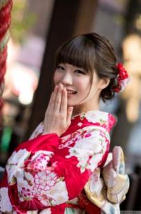 铃村爱里Airi Suzumura和服写真：古韵神社与木质长廊下的清纯温婉之美