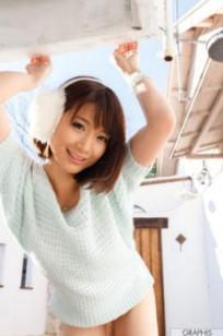 Graphis_神谷麻友《Winter Love》私房写真，冬日毛绒耳罩与柔美内衣，演绎清纯诱惑