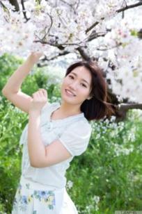 Graphis 菊川みつ葉（菊川三叶）『Fresh seedlings』高清写真集：日系短发清纯可人，户外樱花树下与室内私房居家唯美特写