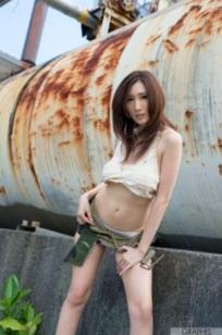 Graphis Julia京香《De Deesse!》写真集：高冷御姐的大胆户外野性诱惑
