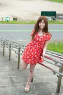 Graphis榊梨々亜写真集《Be shy》清纯印花裙美少女户外室内私房美图[50P]