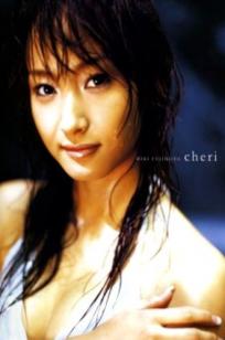 PB写真集 藤本美贵《cheri（シェリー）》：湿身比基尼与优雅红裙，展现百变女神清纯与性感风采