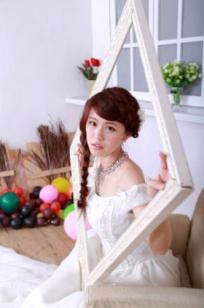 台湾清纯正妹李依璇/白白婚纱棚拍写真，机电系女孩的唯美婚纱时刻，尽显清新治愈气质