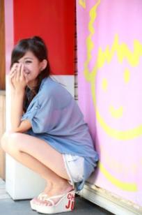 台湾正妹徐玮吟鲔鱼清新外拍写真，草地休闲风格甜美治愈女神合集