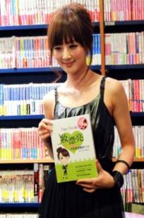 台湾正妹果子MM张允霏《妝漂亮》新书签书会高清活动合集，清新甜美气质名模书店现场写实，尽显女神优雅魅力