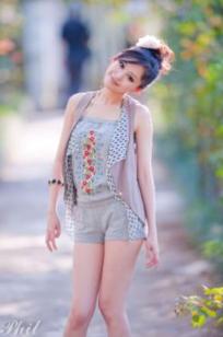 台湾女神Avy杜可薇花园户外清纯外拍，甜美阳光夏日吊带短裤写真集