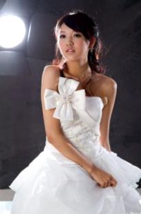 台湾正妹模特陈玮廷Jill纯白婚纱写真，精致礼服尽显古典浪漫优雅气质