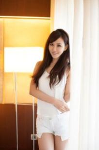 台湾正妹林瑞瑜Sara私房写真，冷艳湿身诱惑与清新家居美腿合集