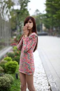 台湾女神廖挺伶Kila晶晶花色超短裙户外街拍写真集，清新气质修长美腿展现邻家甜美魅力