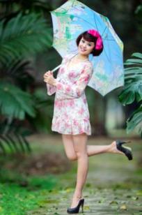 台湾正妹尹芝清新花色连衣裙外拍，户外林间治愈系唯美写真，甜美气质女神魅力尽显