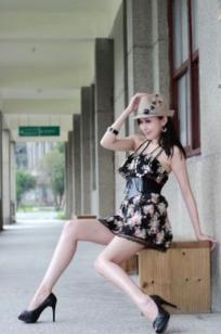 台湾正妹Avy杜可薇时尚碎花连衣裙街拍写真，高挑曲线冷艳气质，户外廊道优雅诱惑，展现修长美腿风采
