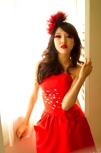 台湾腿模陈玮廷Jill《婚纱之红》写真，红色抹胸礼服名媛风大片，性感红唇御姐范，华丽复古风写真集