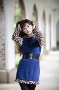 台湾正妹艾薇《台大外拍》清新校园生活写真，治愈系甜美邻家女孩户外花径美拍
