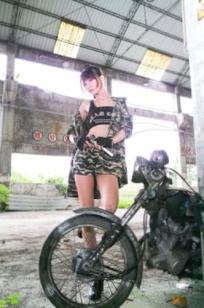 台湾正妹蔡译心Candice《南港废墟外拍》：野性战术风写真，冷艳长腿尽显飒爽魅力