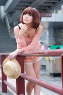 台湾短发美女小猪patty清新校园风写真，窗畔阳光下的文艺少女居家感街拍套图