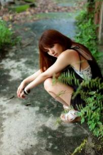 台湾美女小静《农场初夏田园风光》清新私房写真集，古旧建筑背景下的文艺气质美女，初夏田野间的治愈系视觉盛宴