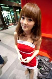 台湾正妹果子MM张凯洁《聖誕前夕夜拍》写真，清新毛衣针织帽与性感圣诞装街拍，璀璨夜景背景下的治愈系圣诞女神