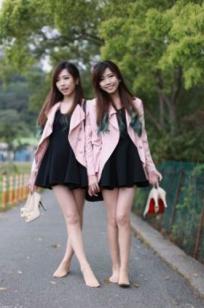 台湾正妹_极品清纯甜美台湾双胞胎姐妹花清新户外街拍写真，粉色外套黑裙美腿秀