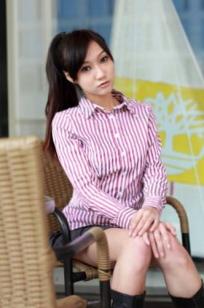 台湾正妹Tina陈思婷清新户外写真，红白条纹衫搭配短裙秀出纤细美腿，甜美街拍风格摄影集