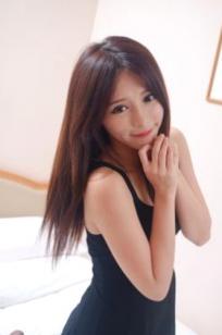 台湾正妹网红嫩模张齐郡JULIE《甜美吊带女神》居家私房写真集，俏皮可爱互动与纯欲风展现，带你感受多面女神的甜美诱惑
