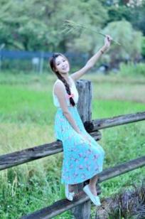 台湾正妹Kila晶晶/金允乔：清纯田园风碎花长裙户外治愈系写真