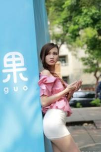 台湾正妹蔡译心Candice师范大学外拍，校园清新风少女写真集，展现青春活力与美腿魅力