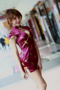 台湾正妹黄淑华Maggie新崛江商圈旗袍街拍性感写真，展现东方优雅与迷人曲线