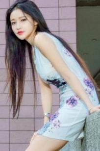 台湾正妹詹艾葳Avril户外时尚街拍，尽显长腿女神风采的修身短裙艺术写真集