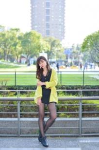 台湾正妹题题国美馆户外街拍，身穿黑色短裙丝袜尽展都市时尚魅力