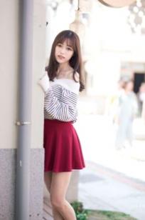 台湾正妹亿亿：审计新村清新外拍写真，条纹露肩装尽显甜美文艺范儿