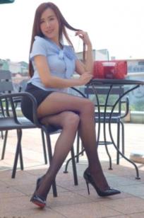 台湾正妹Dora妍希：高雄巨蛋职场风写真，OL衬衫搭配修身短裙与诱惑黑丝，演绎干练迷人的都市丽人风情