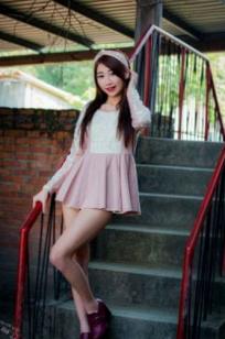 台湾正妹啾比特(张嘉庭)光复新村甜美外拍写真，文艺短裙穿搭呈现修长美腿，清新活力少女感十足