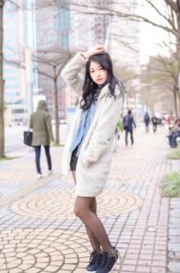 台湾正妹小枫《信义区外拍》街拍写真集：牛仔外套搭配露脐装，黑丝美腿展现都市诱惑风格