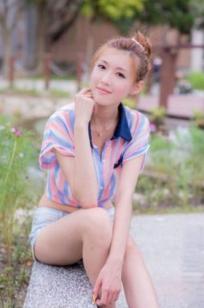 台湾正妹Kila晶晶廖挺伶：清新条纹露脐装搭配热裤街拍，治愈系甜美少女户外写真集
