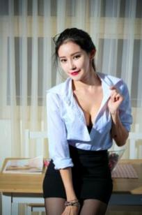 台湾正妹艾葳Avril职场诱惑，性感OL黑丝白衬衫私房写真，知性包臀短裙秀出曼妙美腿
