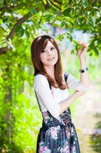 台湾正妹_张凯洁/Mikako《中興新村外拍》写真集，清新户外少女风，甜美可人，简约穿搭尽显修长美腿