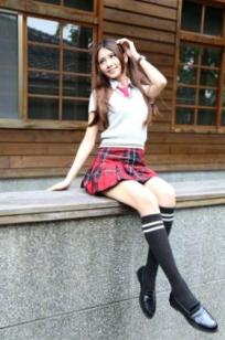 台湾正妹蔡译心Candice校园甜美风写真，红格子制服短裙尽显青春气息与修长美腿