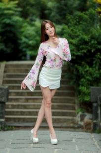 台湾正妹Anber小安柏新北投捷运站外拍写真：清新碎花与明艳红裙衬托甜美气质，户外街拍尽显修长美腿！
