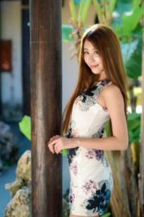 台湾正妹Miso夏晴：清新校服与古典旗袍，漫步中式园林的甜美初恋感写真