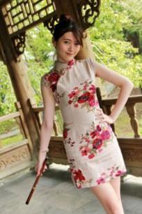 台湾正妹黄品瑄Brindy薛薛至善园旗袍外拍，古典气质女神演绎极品美腿诱惑写真