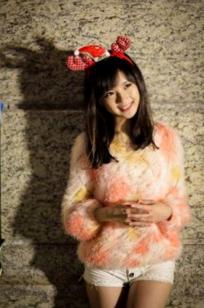 台湾正妹虞成敬(小敬)《信义商区圣诞节夜拍》清纯街拍写真集，圣诞节日氛围感拉满，治愈系甜美笑容迷人