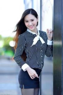 台湾正妹张小米户外街拍写真，黑色丝袜裹身尽显修长美腿，干练OL制服御姐气质集锦
