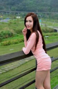 台湾正妹Dora妍希《山水绿户外》清新写真，甜美御姐多套穿搭尽显修长美腿与性感身材