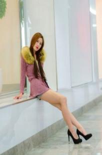 台湾正妹黄艾比Abbie时尚街拍写真，都市修长美腿风采与百变潮流穿搭魅力 [45P]