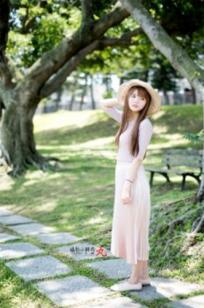 台湾正妹MD芋圆户外街拍美图集，清新气质女神展现多变时尚穿搭，尽显治愈系魅力