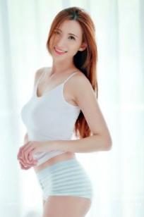 台湾正妹Candice蔡譯心室内家居私房写真，居家运动风展现骨感美腿与玲珑曲线