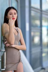 台湾嫩模Lola雪岑户外紧身裙写真，176cm修长美腿展馆冷艳时尚街拍