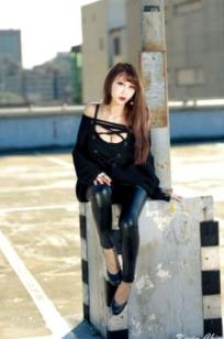 台湾正妹陈奕洁《皮裤少女》户外停车场写真，紧身黑皮裤展现修长美腿，尽显都市冷艳气质与火辣身材