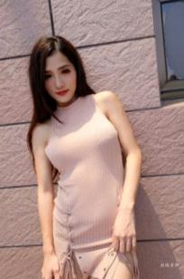 台湾气质正妹高雄美术馆户外街拍写真，紧身裸色侧绑带连体裙秀修长美腿，尽显冷艳御姐风情[98P]